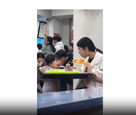 芝麻糊长出一脸“胡子”秒变 “小张飞”麻将胡了模拟器试玩哈哈！太逗啦！萌娃吃(图2)